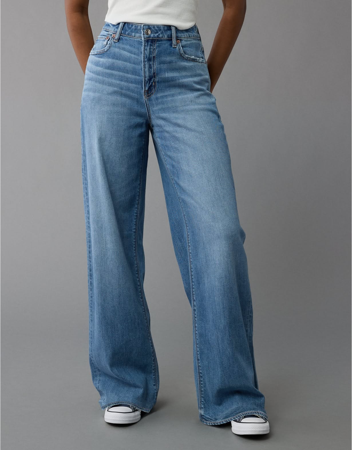 American Eagle Medium Wash Blue Wide-leg Jeans — Classic Five-pocket