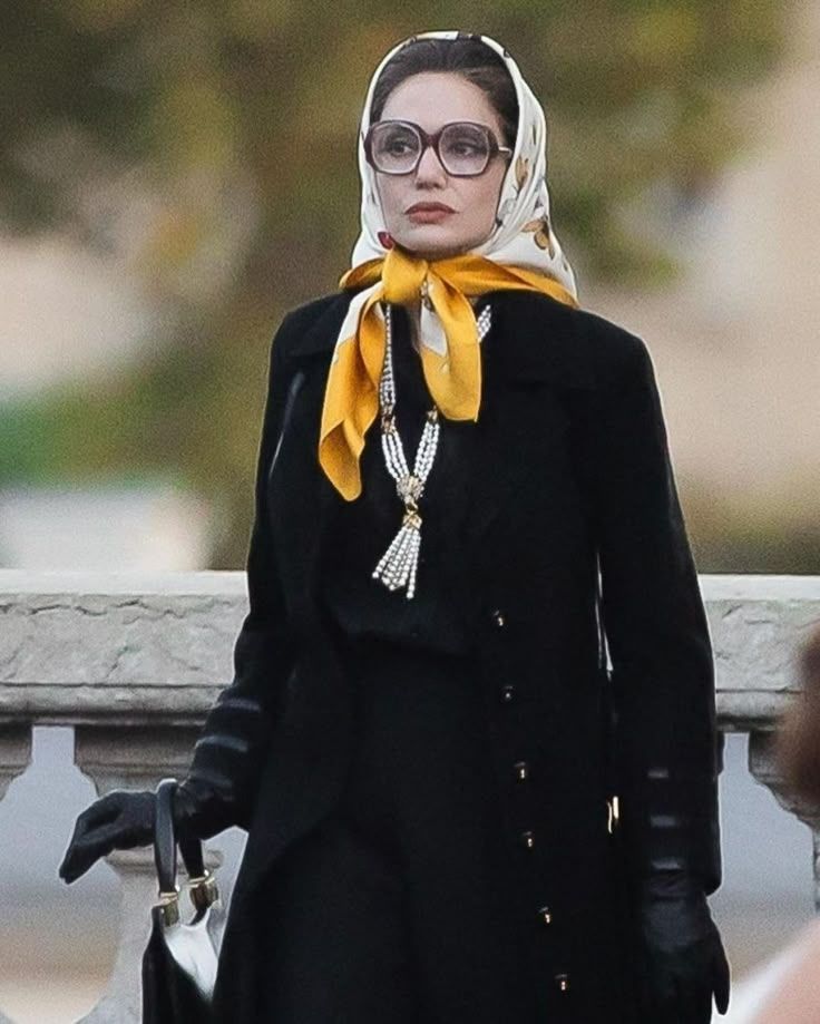 Angelina Jolie Avec un Foulard