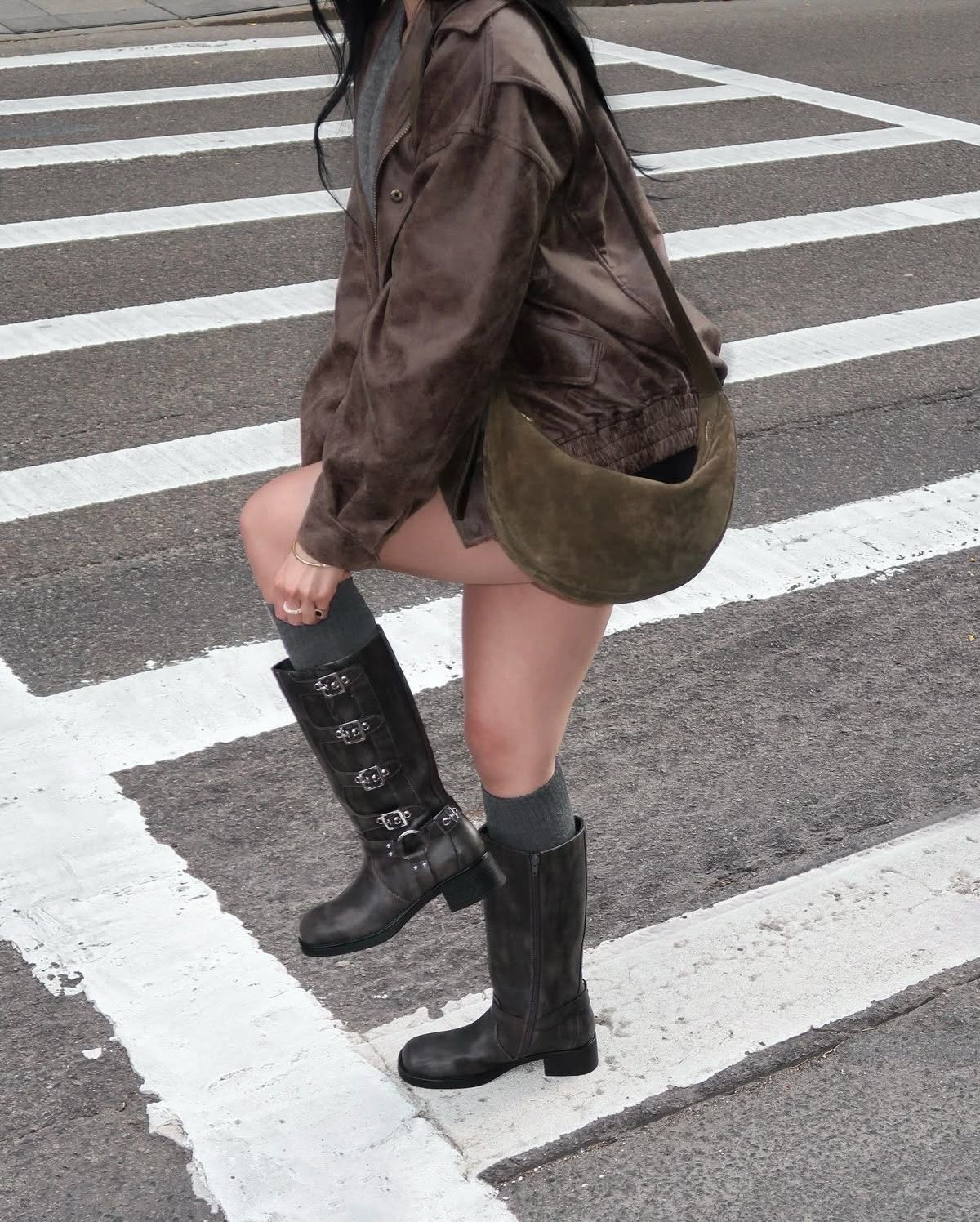  Brown buckle boots / leather jacket brown outfit
