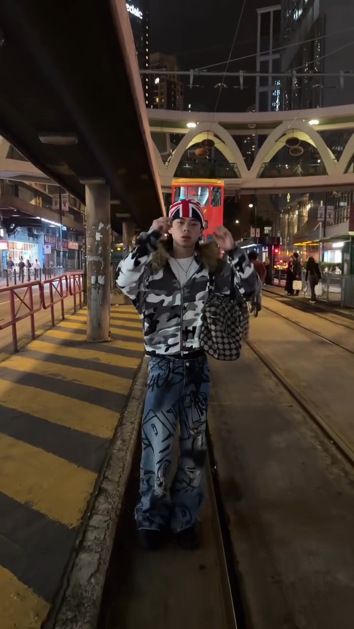 b4us Graffiti Oversized Jeans Outfit
