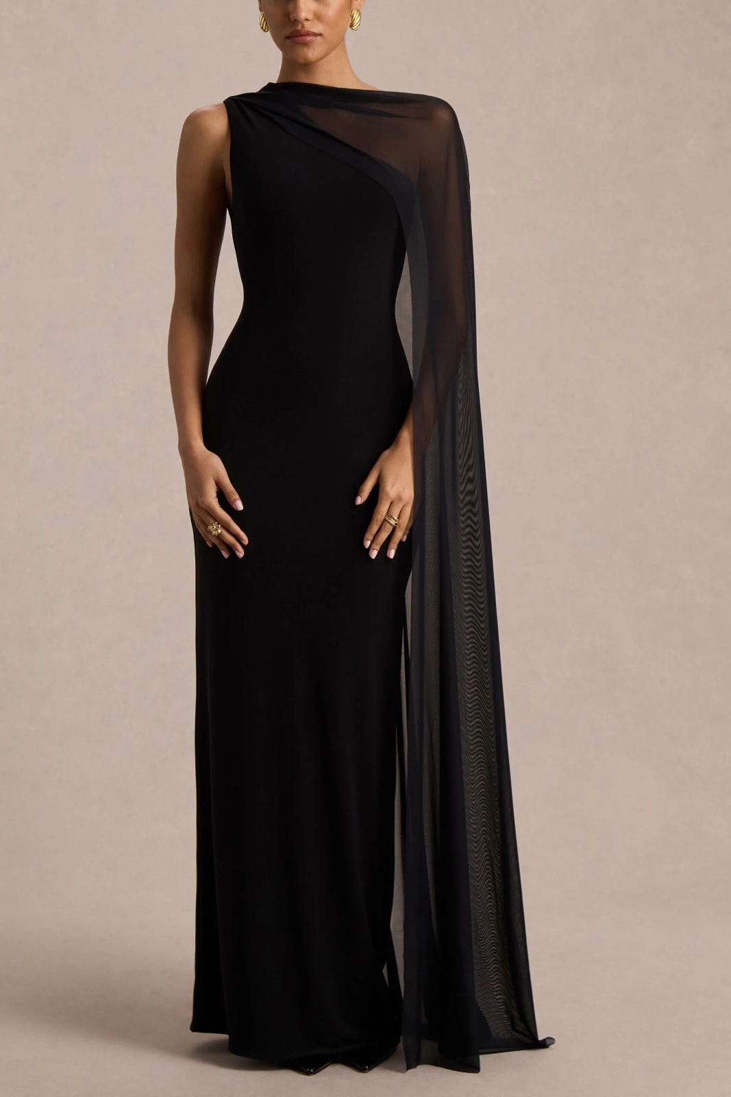 Mirelle | Robe Longue Noire à Encolure Asymétrique Avec Manche-cape tr