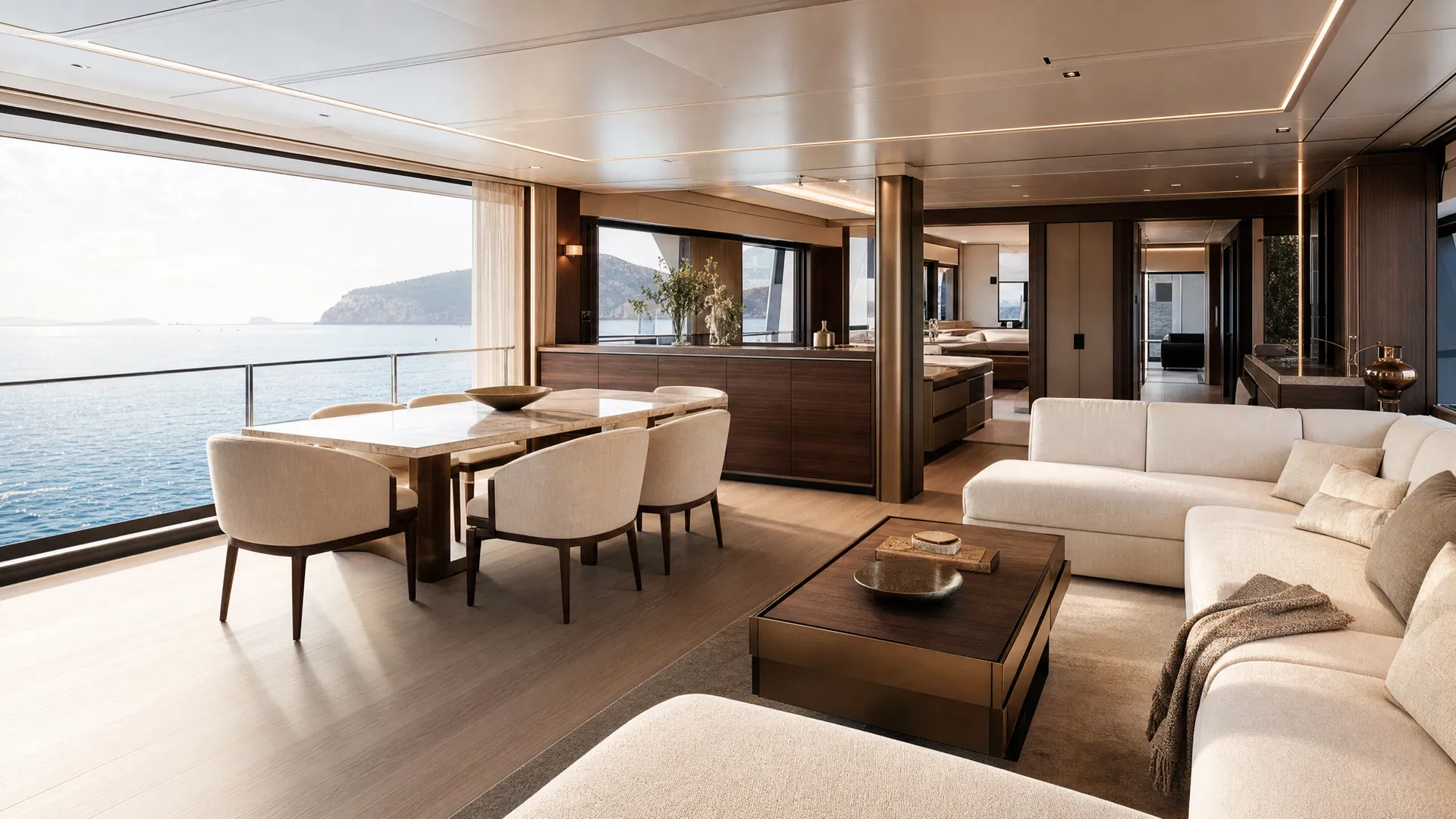 Interni editoriali di yacht premium con grandi vetrate e vista mare