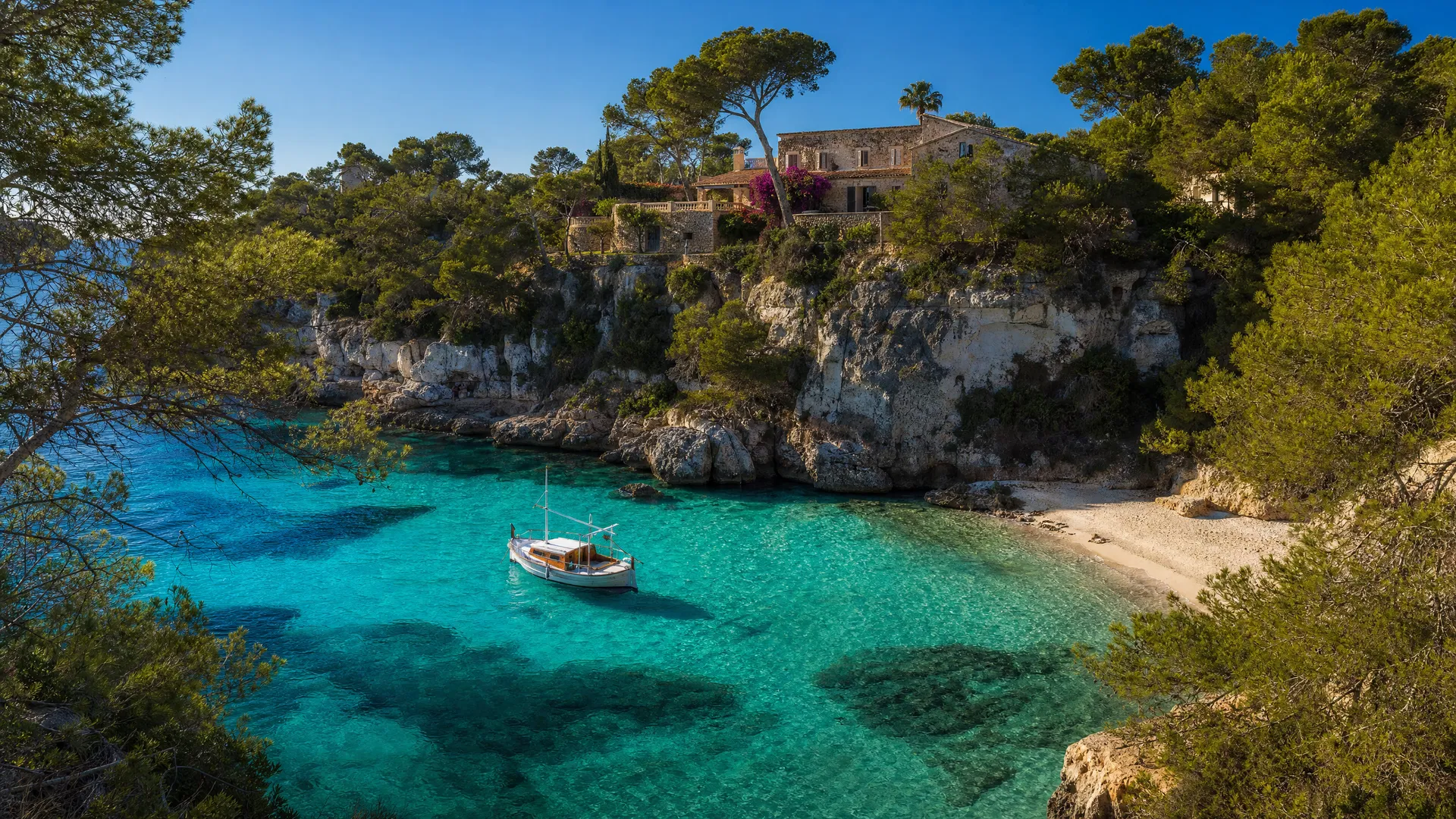 Cala turquesa de Mallorca con casa de piedra tradicional