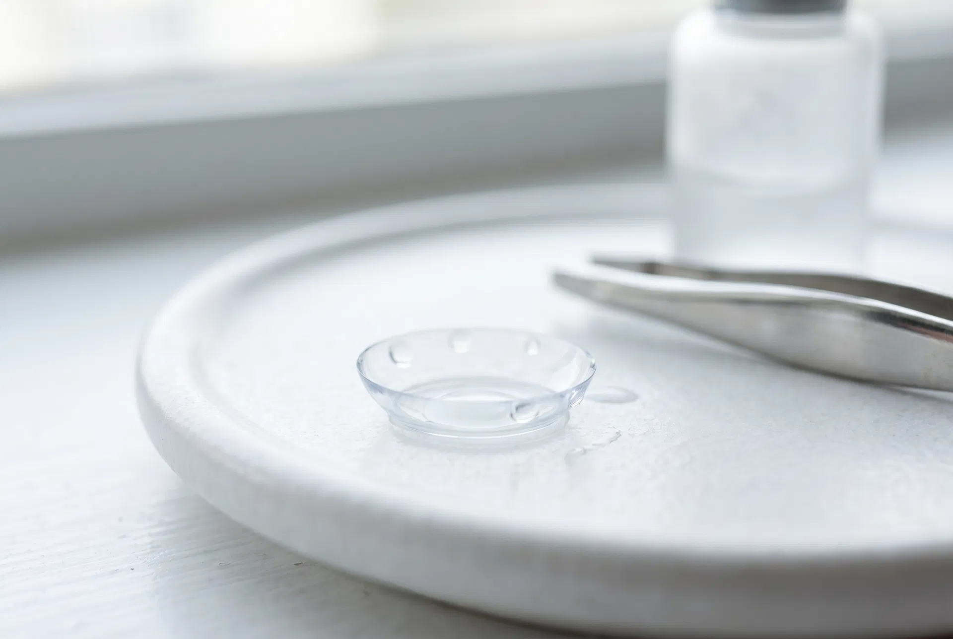 Soczewki jednodniowe vs miesięczne – co jest lepsze dla Twoich oczu?