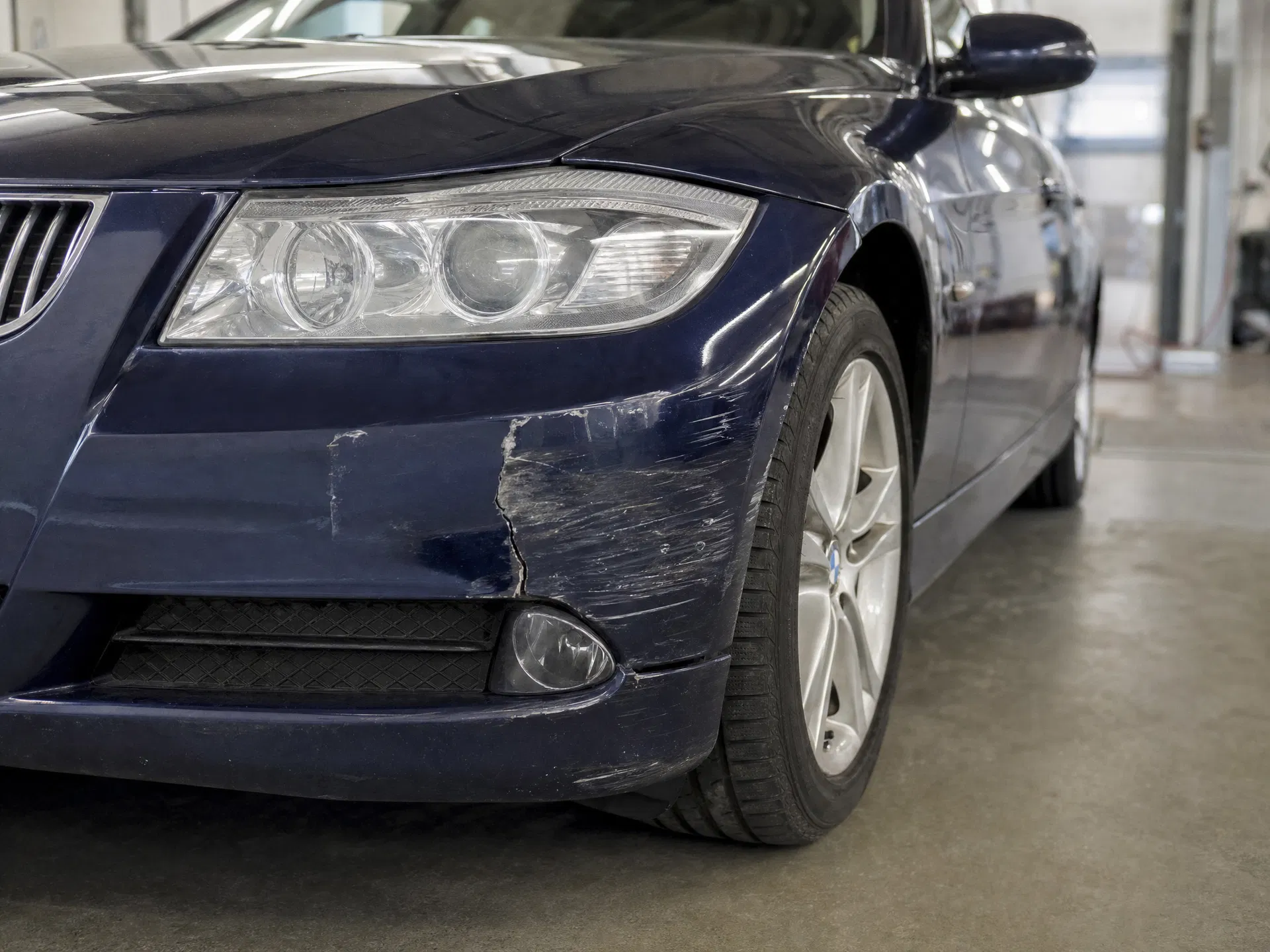 Frontstossstange – Schramme und Lackschaden – vor der Reparatur