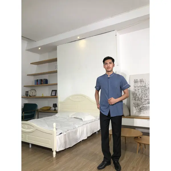 bd-mo-148訂單中式立領家政制服袖口開衩設計隱形鈕扣設計側斜口袋設計男士家政制服真人試穿|制服展示圖