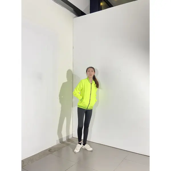 bd-mo-029 定制休閒夾克,模特試穿,設計熒光黃拼接條紋夾克,風衣夾克供應商|制服展示圖