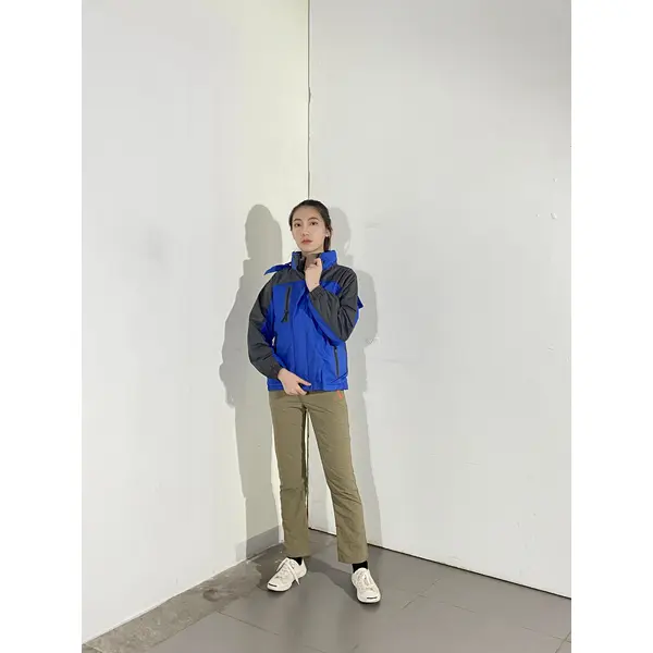 bd-mo-025 設計個性化夾克,模特試穿,訂購黑色和藍色,可拆卸帽子,風衣夾克供應商|制服展示圖