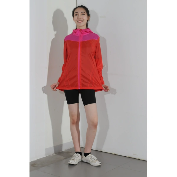bd-mo-031 訂購輕量風衣,拼接對比,后腰,模特示範風衣外套廠家|制服展示圖