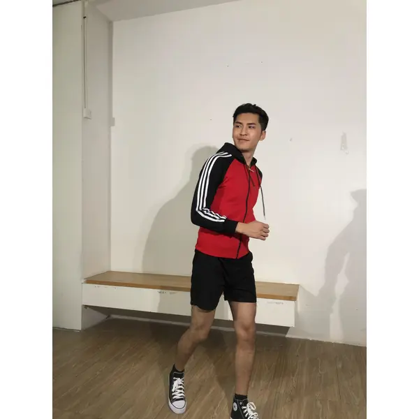 bd-mo-123 在線訂購連帽針織製服,模特試穿,紅撞黑毛衣,白色條紋,連帽針織衫供應商|制服展示圖
