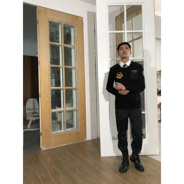 bd-mo-017 定制安全行業製服設計肩帶臂章左上胸口袋真人試穿模特示範安全毛衣工廠|制服展示圖