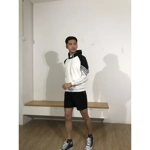 bd-mo-124 訂製連帽針織衫,模特試穿黑白對比色,柔軟舒適。連帽針織衫專賣店|制服展示圖