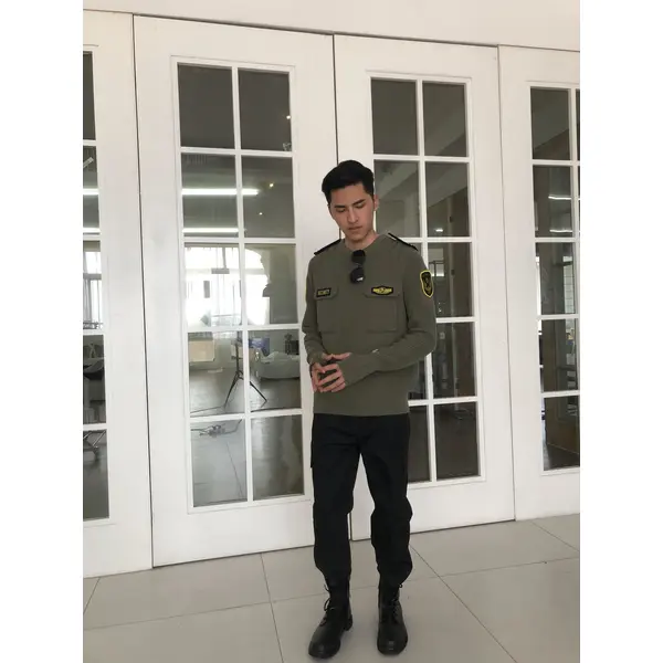 bd-mo-021 設計時尚墨綠色安全衛衣,胸前口袋定制衛衣,真人試穿示範,安全衛衣設計公司|制服展示圖
