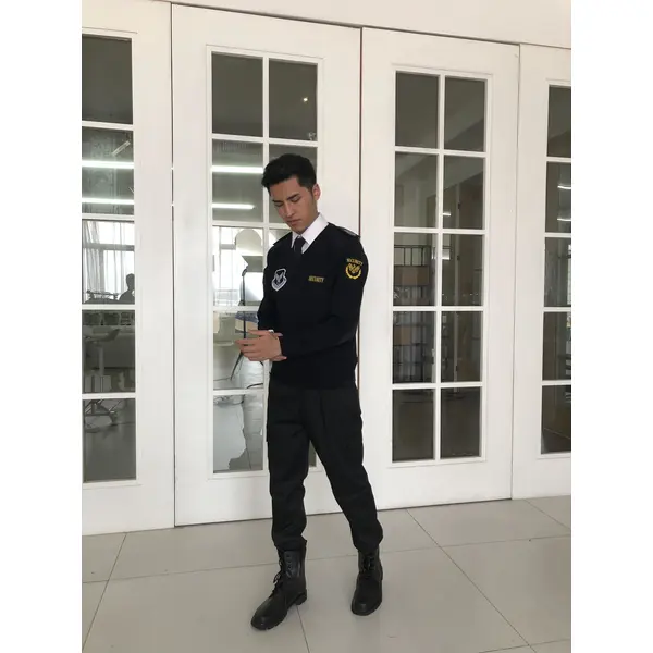 bd-mo-019定做時尚男士保安制服設計肩帶胸章真人試穿模特示範保安制服設計公司|制服展示圖