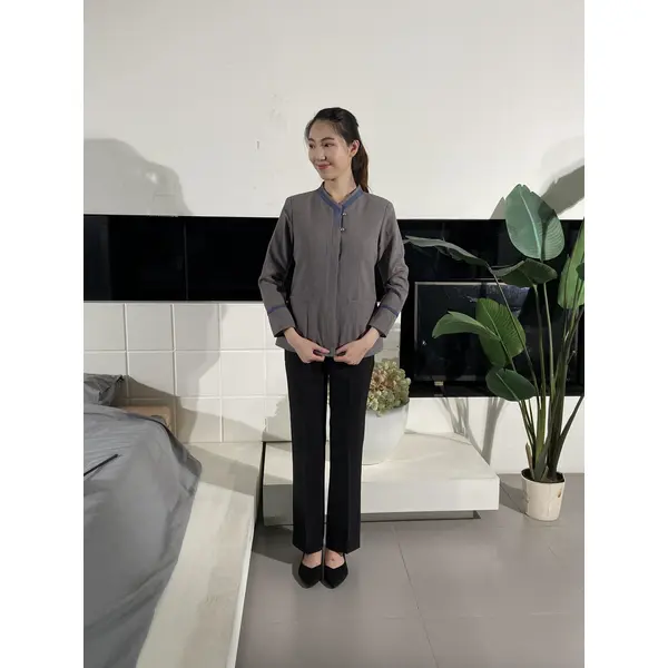bd-mo-038 訂製v領刺繡家政制服設計 舒適袖口口袋設計 修身版型 舒適透氣 真人試穿 模特示範 家政制服設計公司|制服展示圖