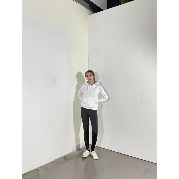 bd-mo-141 定制款帶帽針織衫 模特展示 純白色毛衣 柔軟舒適 帶帽針織衫專賣店|制服展示圖