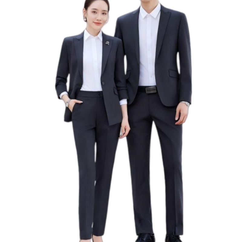 一對身穿深灰色修身西裝套裝的男女，展現專業商務形象。
