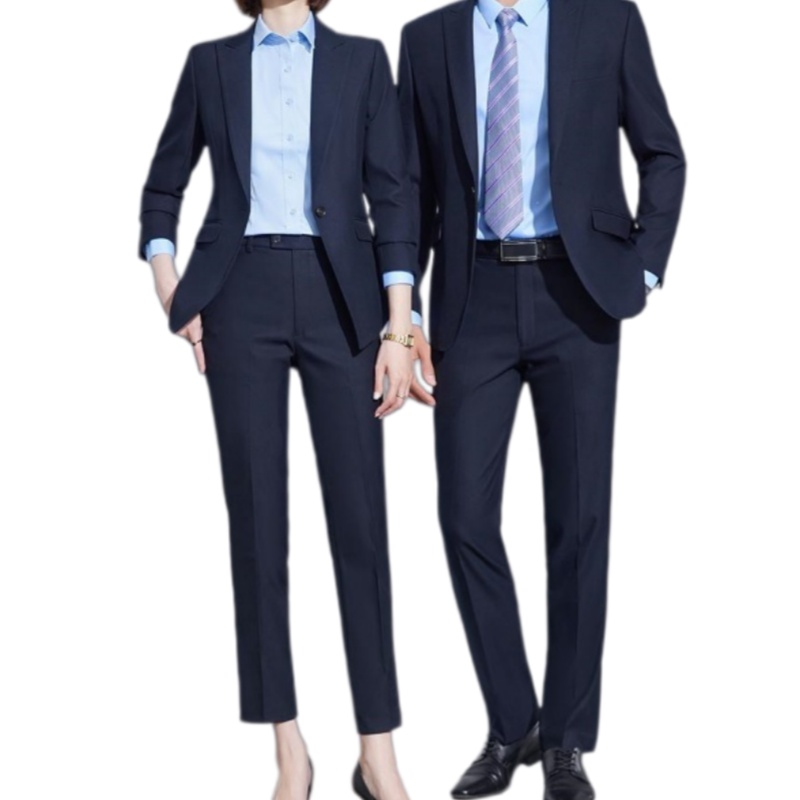 一對身穿深藍色商務西裝套裝的男女，展現專業形象。