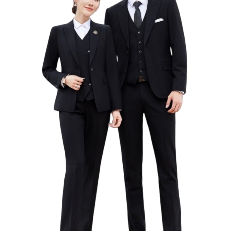 一對身穿黑色專業商務西裝的男女，展現企業專業形象。