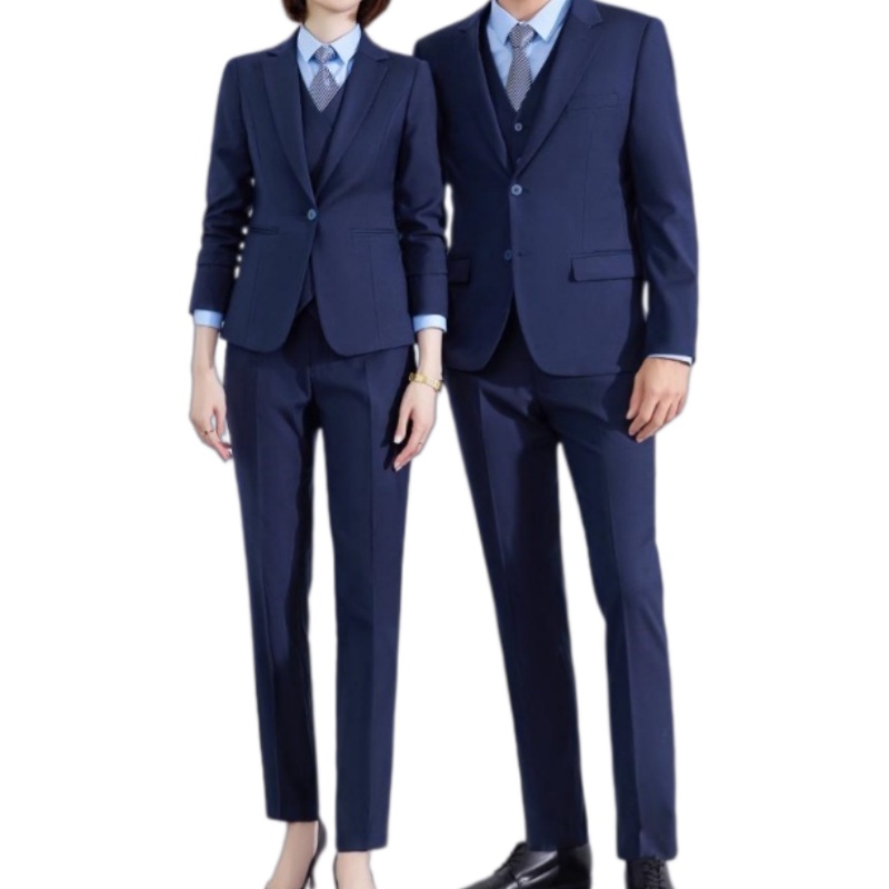 身穿深藍色修身西裝套裝的男女模特，展現專業商務形象。