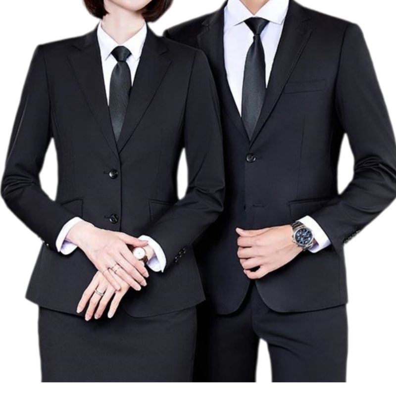 身穿黑色修身西裝套裝的男女模特，展現專業商務形象。