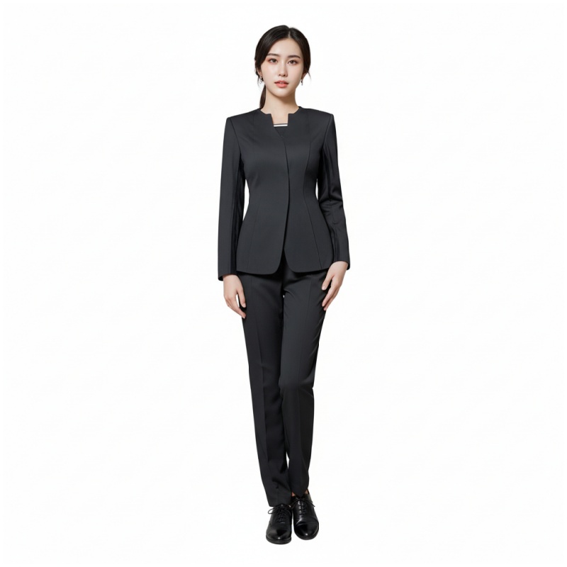 身穿黑色修身制服套裝的亞洲女性，展現專業大堂管理員形象