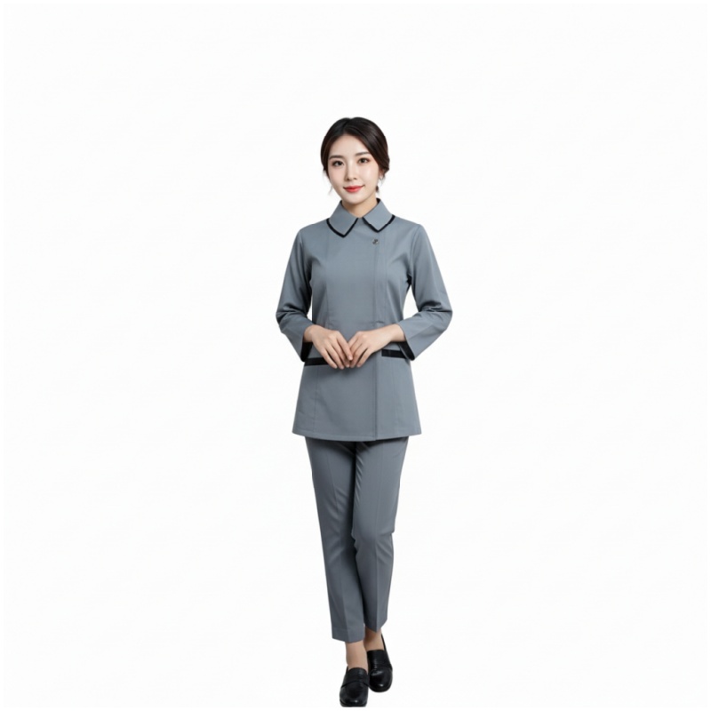身穿灰色專業清潔員工制服的女性