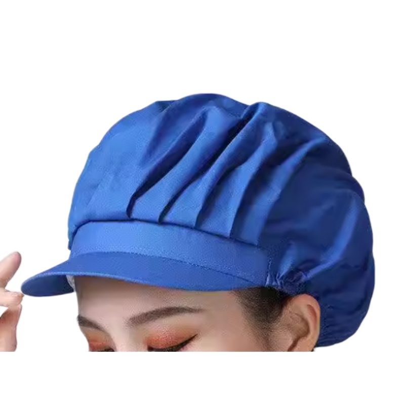 一位佩戴著藍色透氣防塵工作帽的女士，帽子設計簡潔實用，適合多種工作場景。