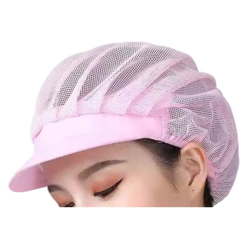 一位女性佩戴粉色透氣網眼防塵廚師帽