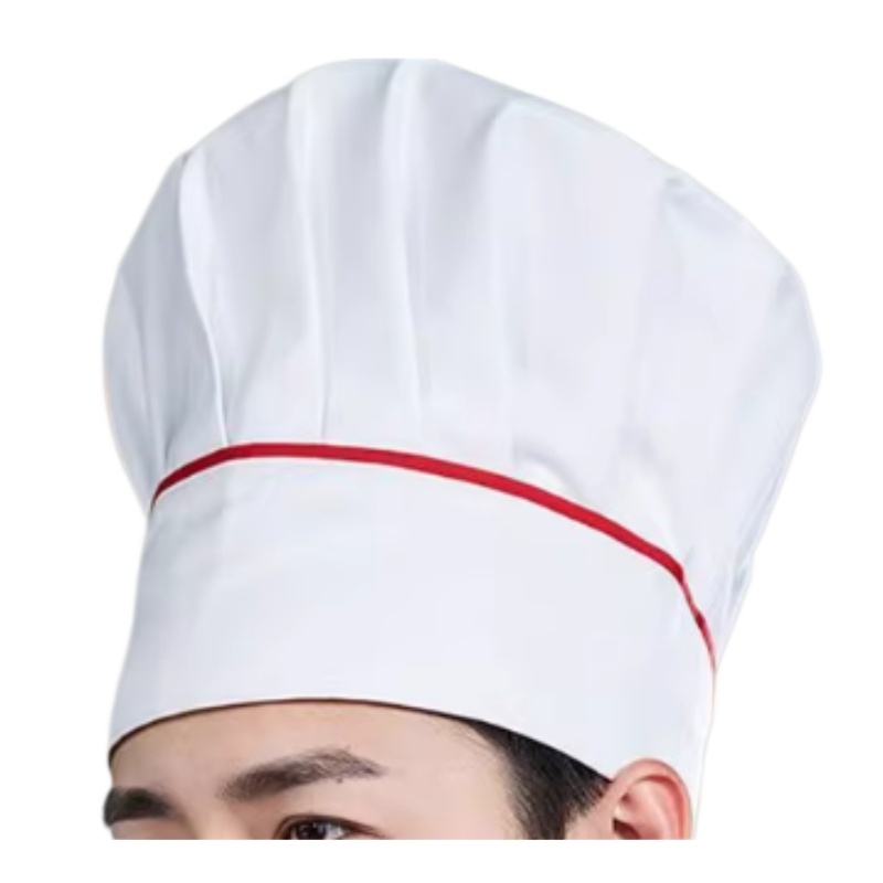 白色廚師帽，帽沿有紅色飾帶，由一位亞洲男士佩戴。