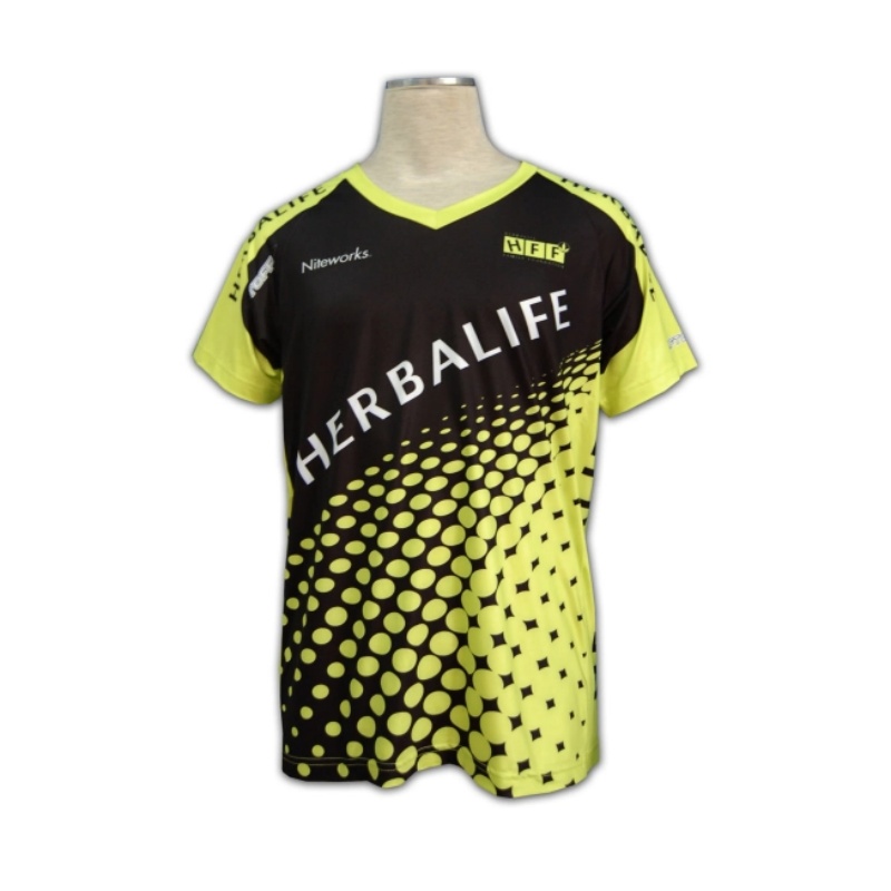 一件黑色與螢光黃撞色的熱昇華單車衫，印有「HERBALIFE」字樣和圓點圖案。