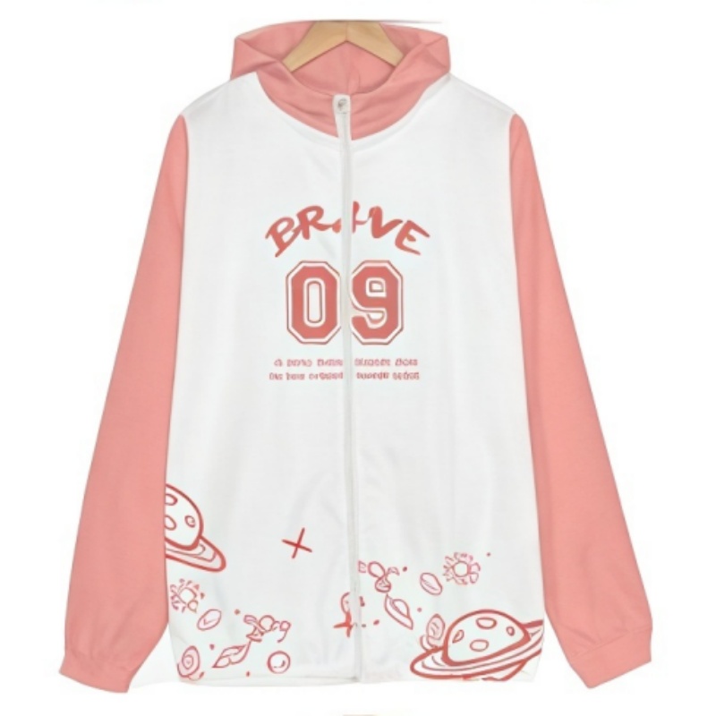 一件白色與粉色拼接的熱昇華連帽衛衣外套，印有「BRAVE 09」字樣和卡通星球圖案。