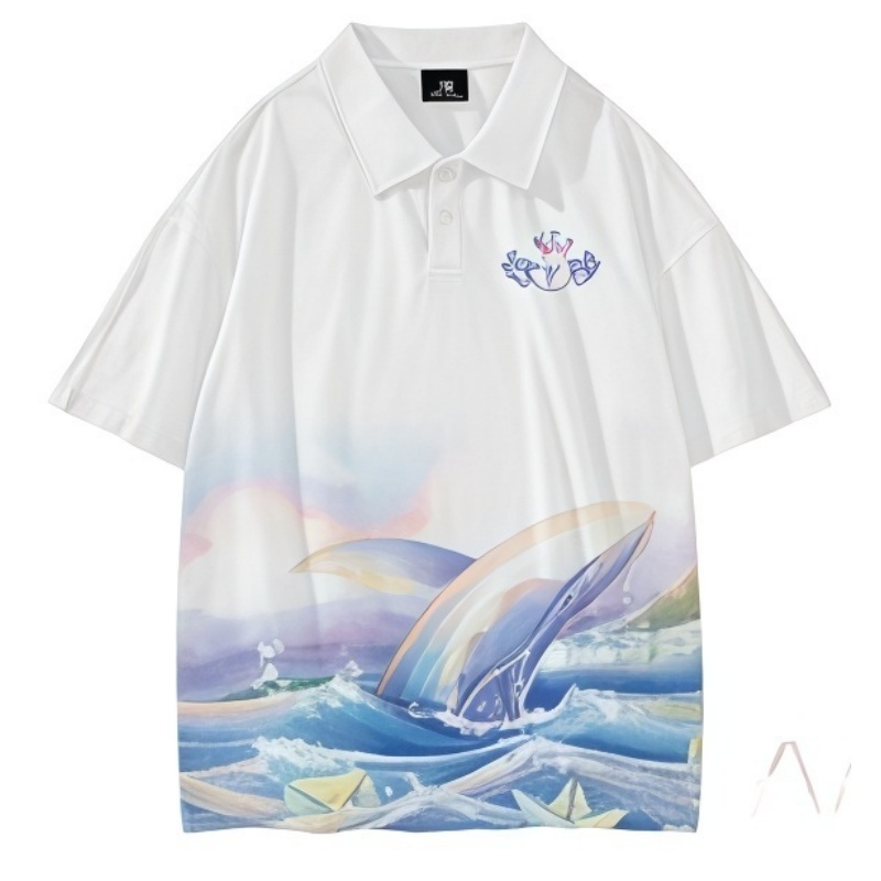 一件白色熱昇華Polo恤，印有藍色鯨魚和海洋波浪圖案，以及彩色抽象背景。