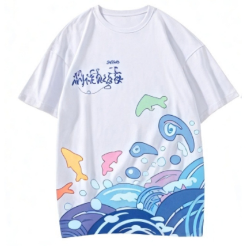 一件白色熱昇華T恤，印有藍色海洋波浪和彩色魚形圖案，設計充滿活力。