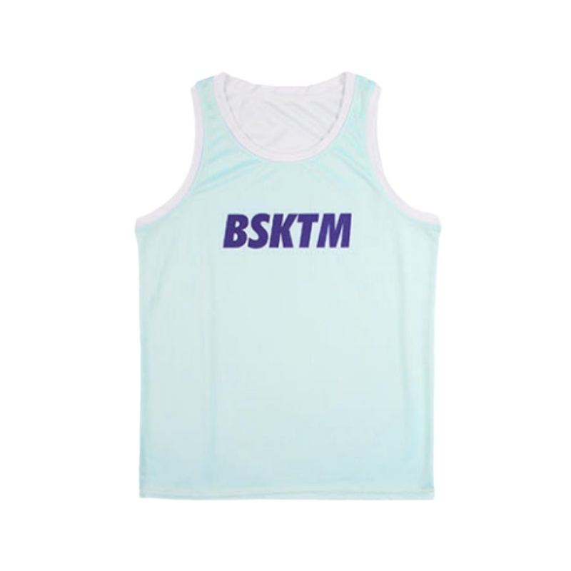一件淺藍色熱昇華運動背心，胸前印有深紫色「BSKTM」字樣。