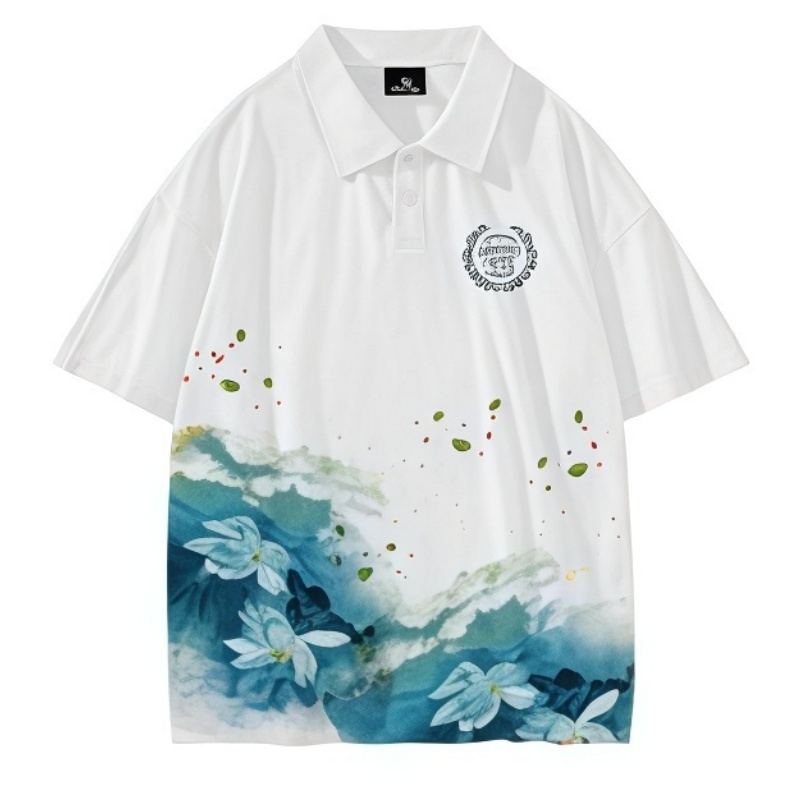 一件白色Polo恤，下擺印有藍綠色水墨風格的蓮花圖案，點綴著紅綠色潑墨，左胸有圓形圖案標誌。