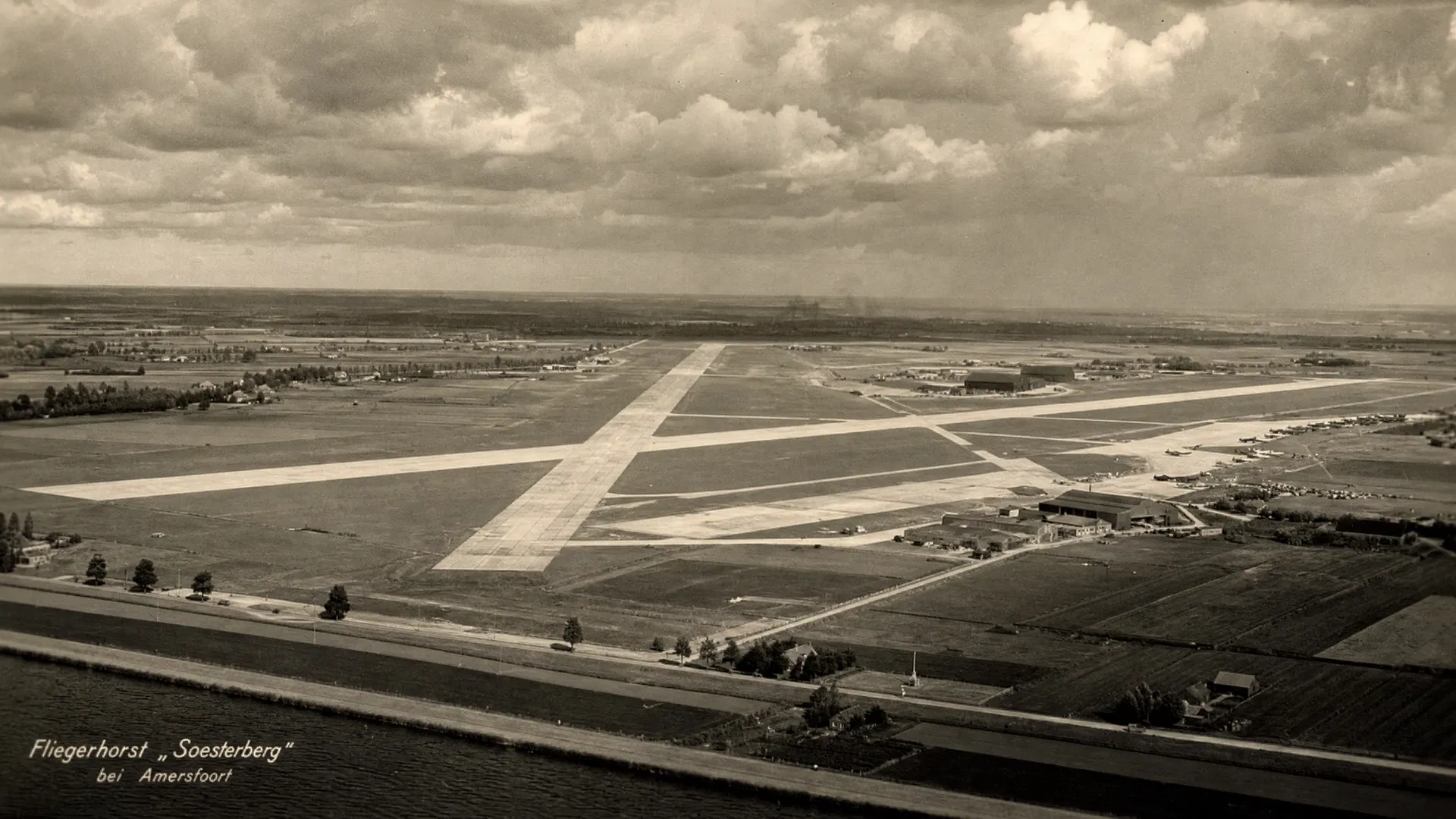 Historische luchtfoto van Fliegerhorst Bergen, circa 1942