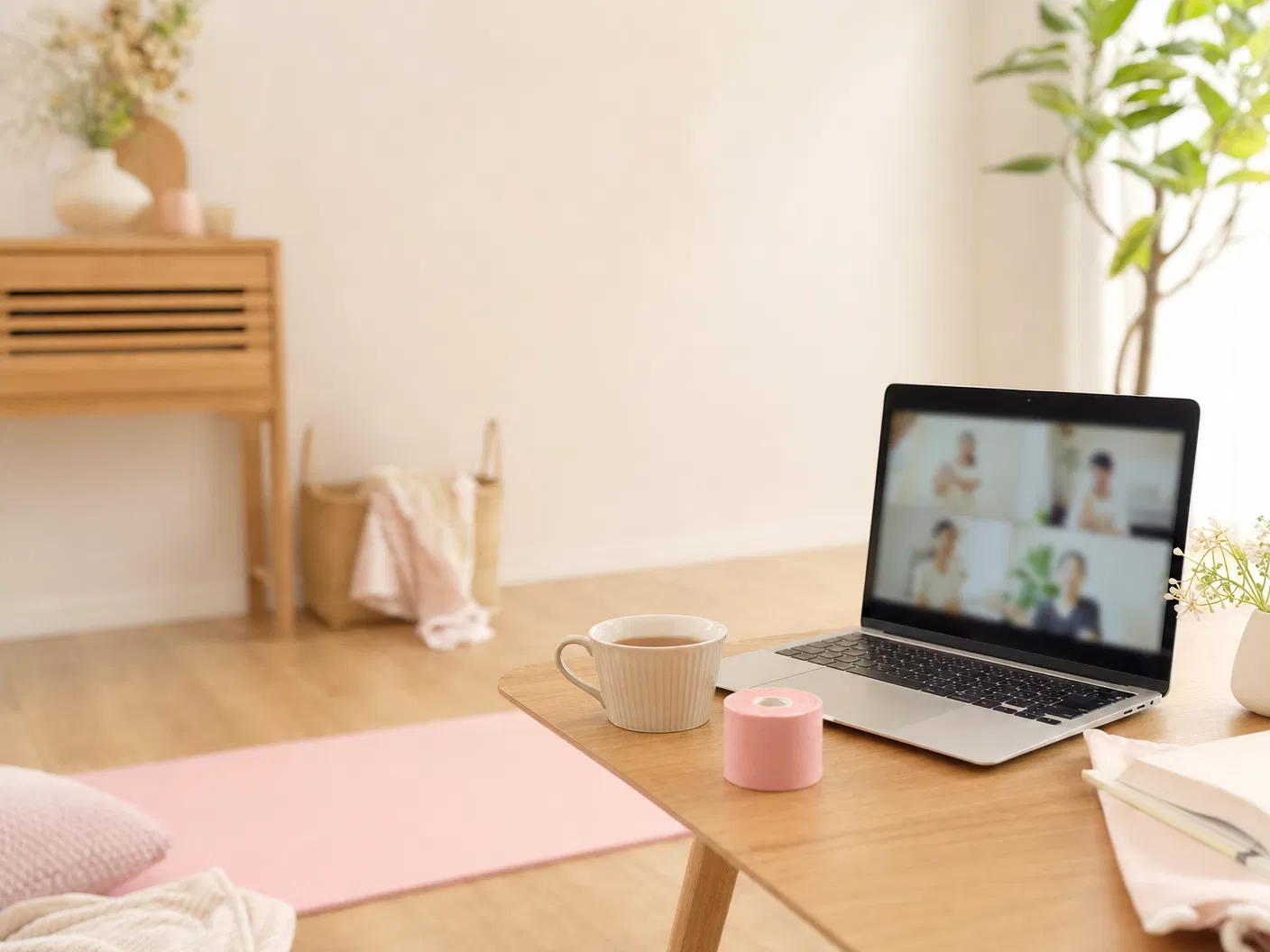 オンラインでセルフケアを学ぶ室内イメージ