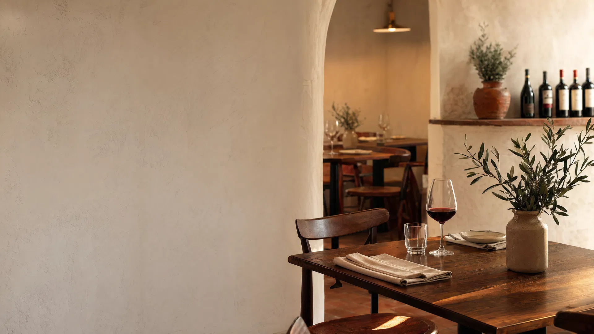 白壁と木の温もりがあるトラットリアの店内