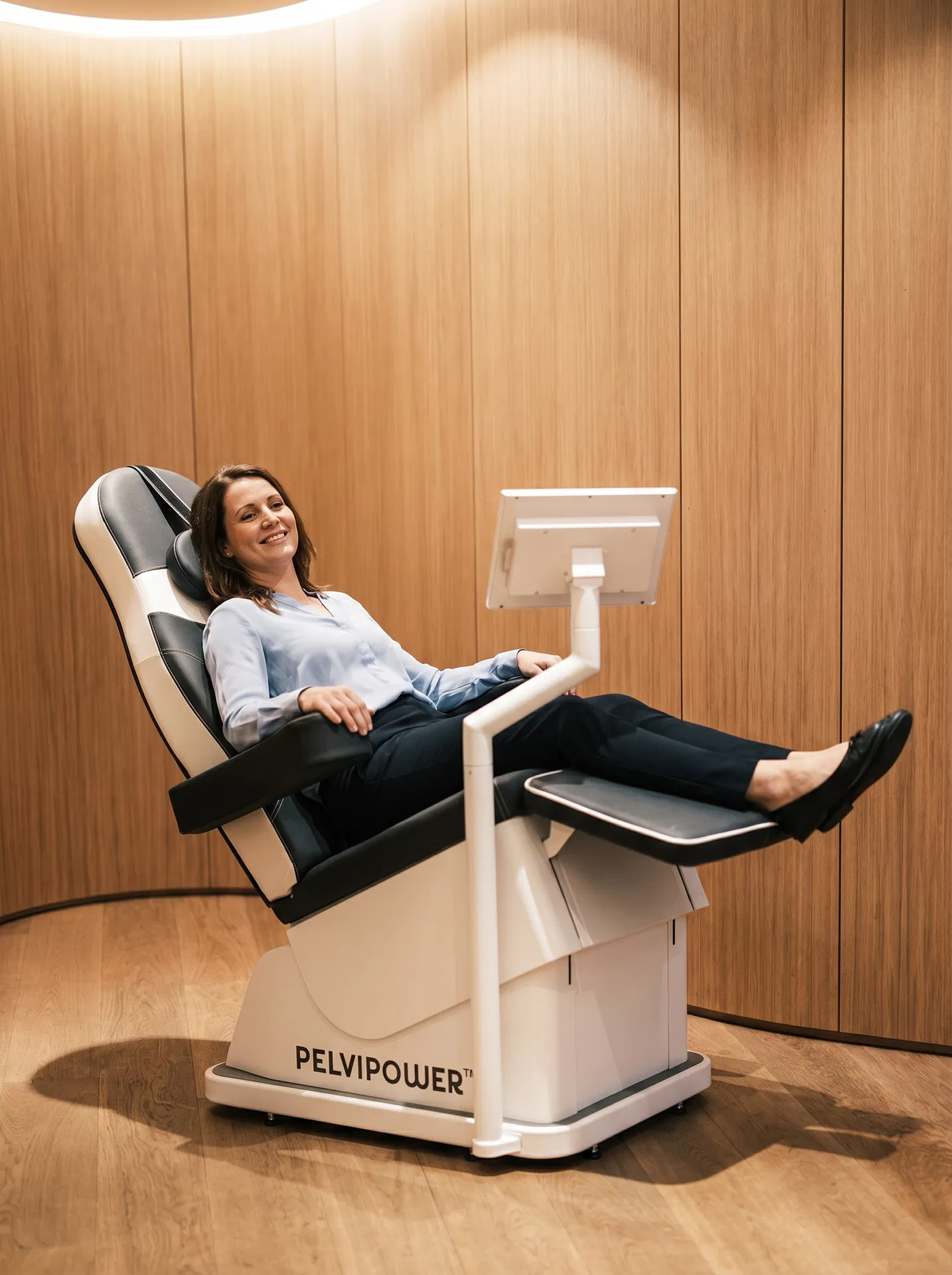 Junge Mutter laechelt entspannt