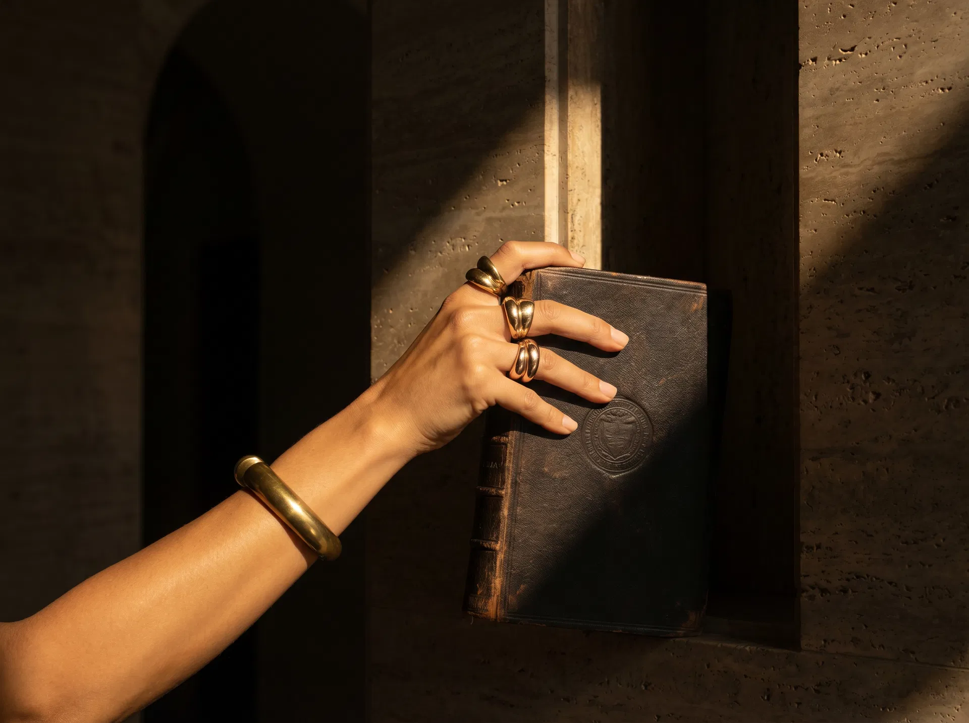 An open cream-coloured playbook with a fountain pen and dried rose stem