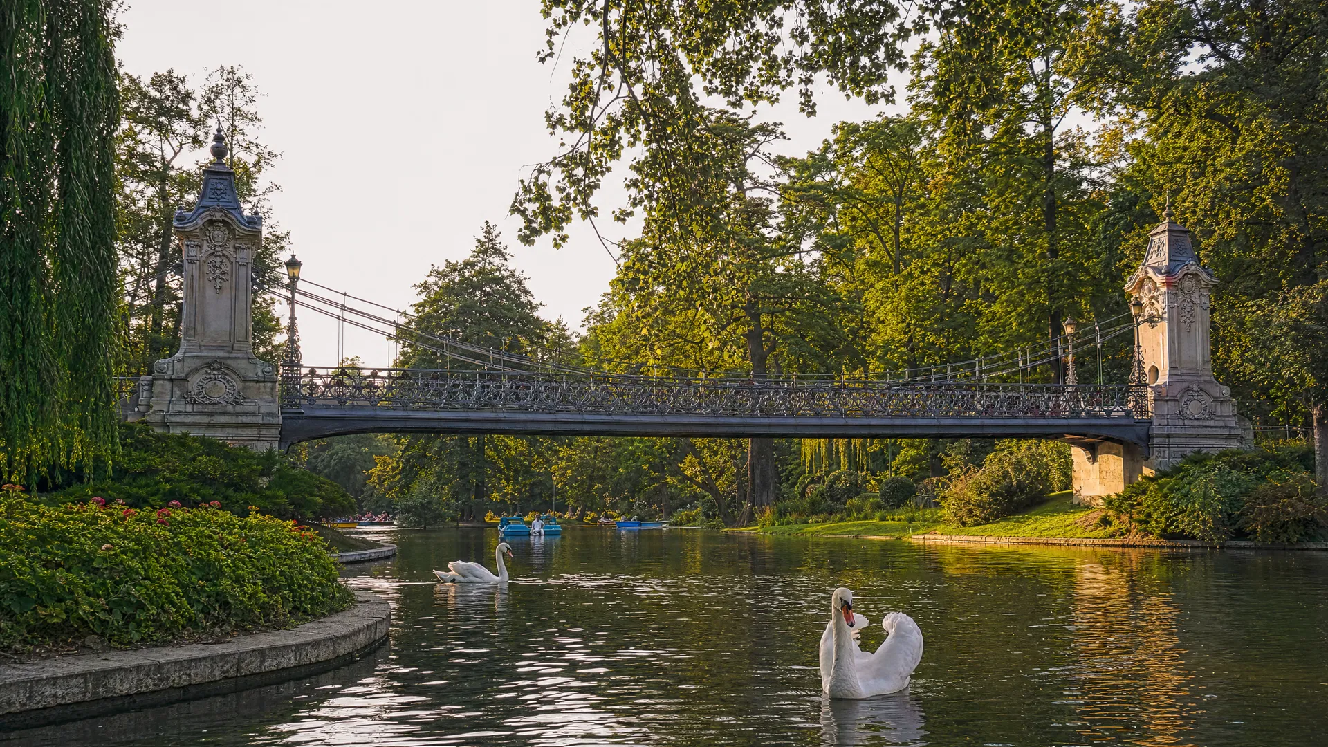 Parcul Nicolae Romanescu Craiova — lac și pod suspendat