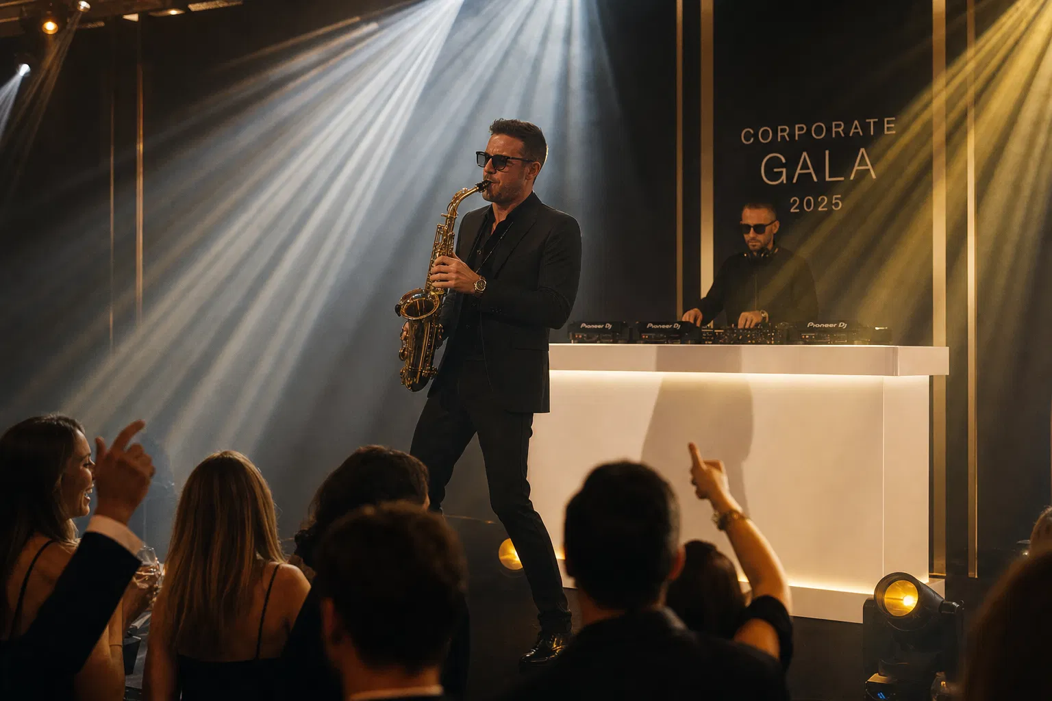DJ met live saxofonist - Active Dance Music Amsterdam