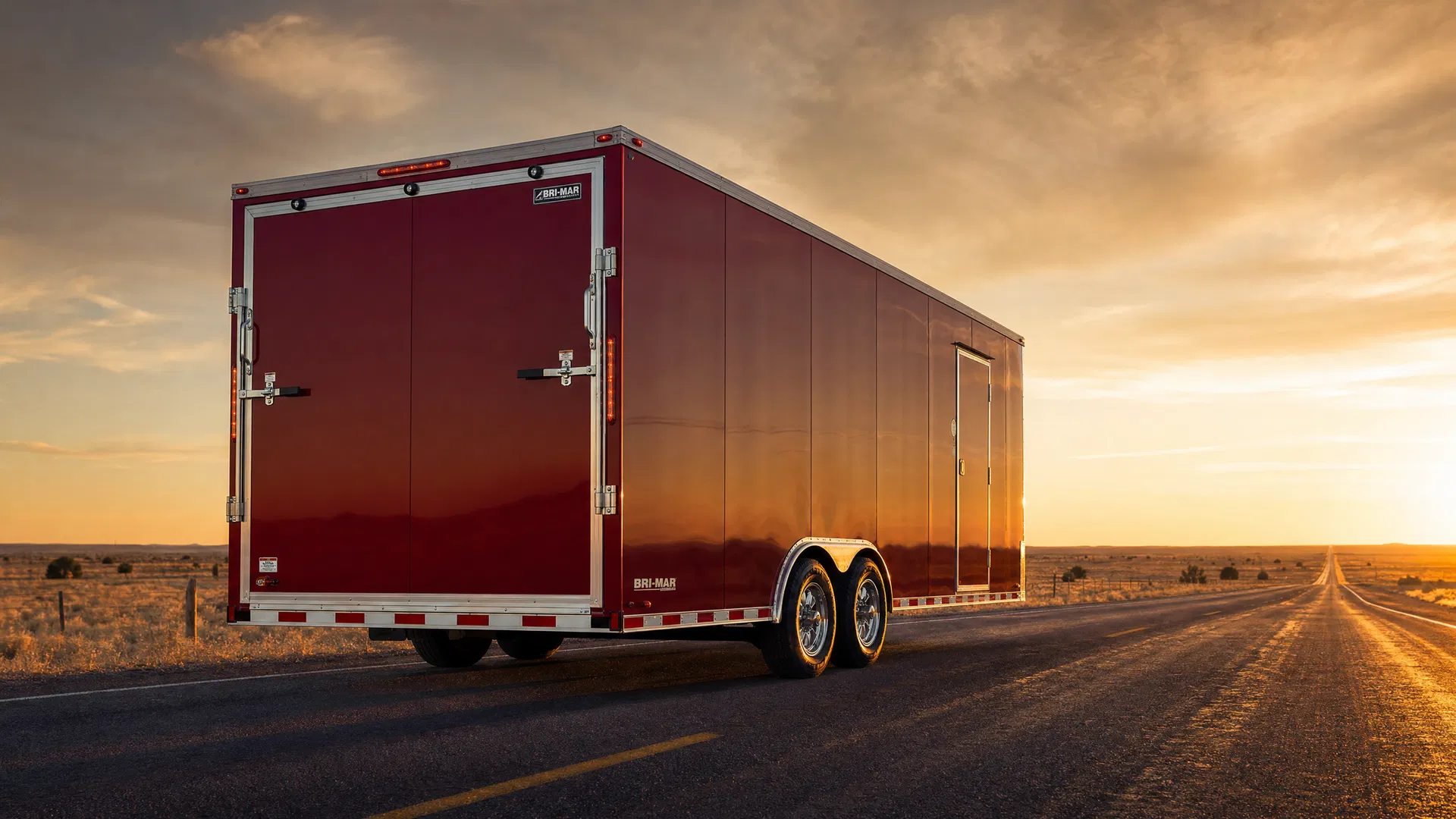Trailer en la pampa argentina al atardecer