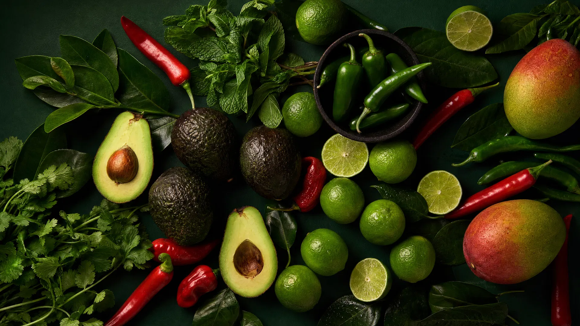 Productos agrícolas mexicanos frescos — aguacates, limones, chiles y hierbas