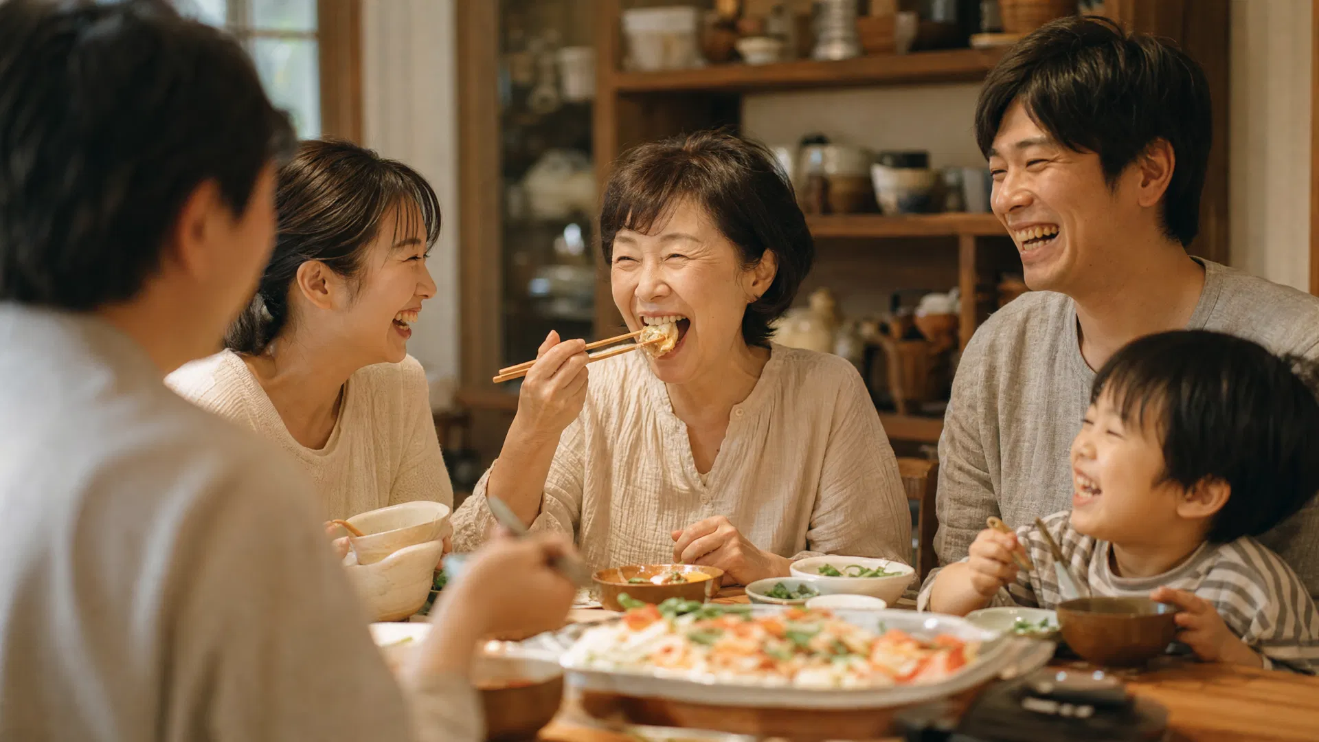 家族と笑顔で食事を楽しむ女性