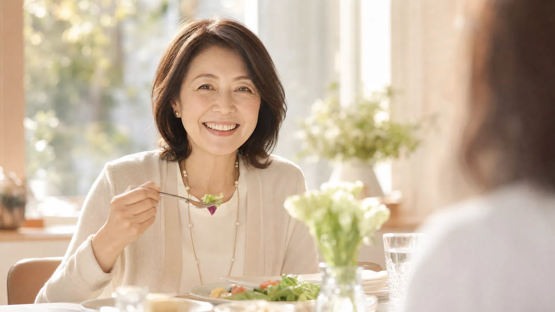 笑顔で食事を楽しむ女性