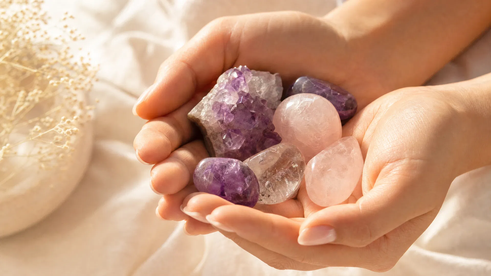 Reiki Healing - Hände mit Edelsteinen