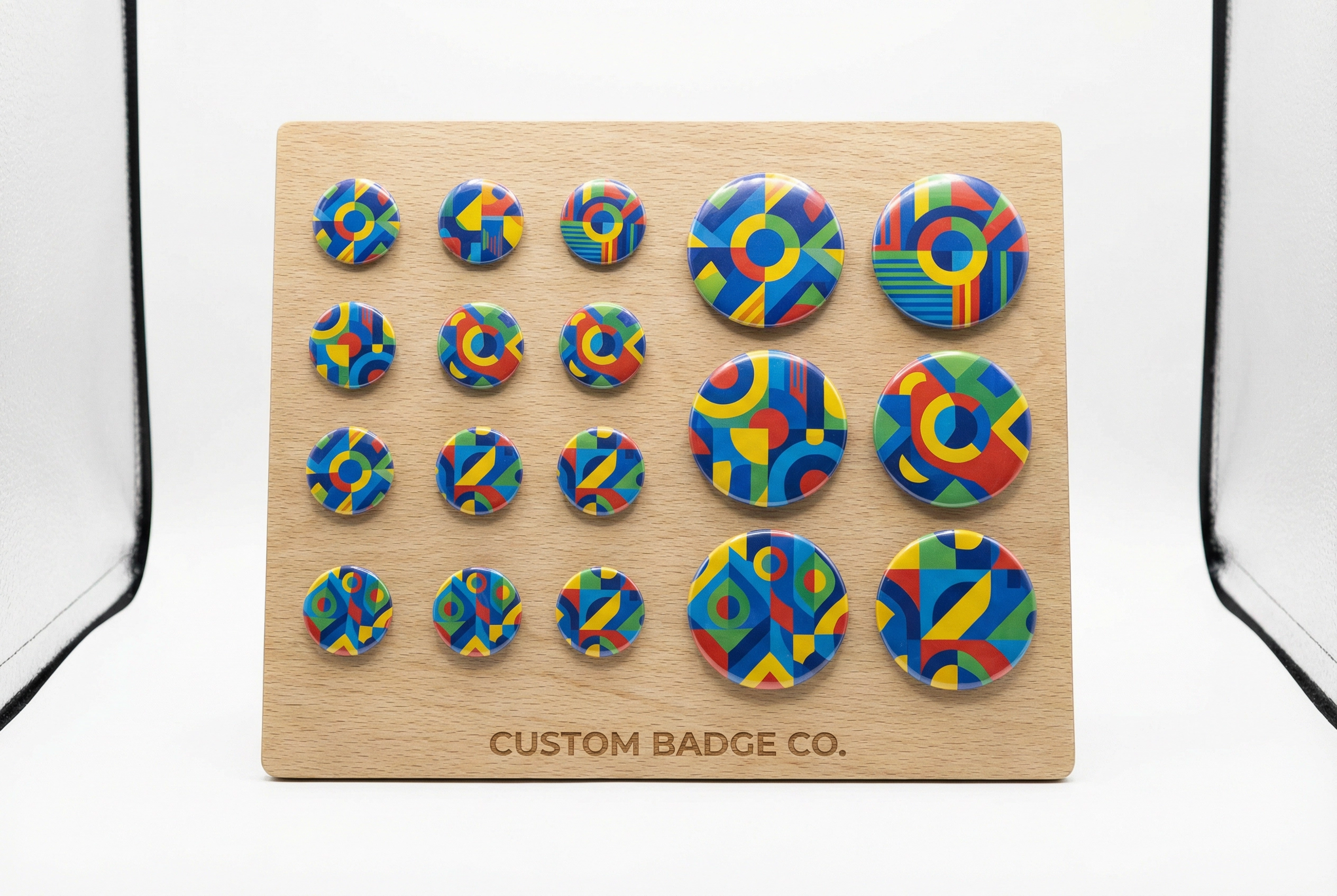 アパレルブランドがシーズンコレクションに合わせたオリジナルバッジを展開