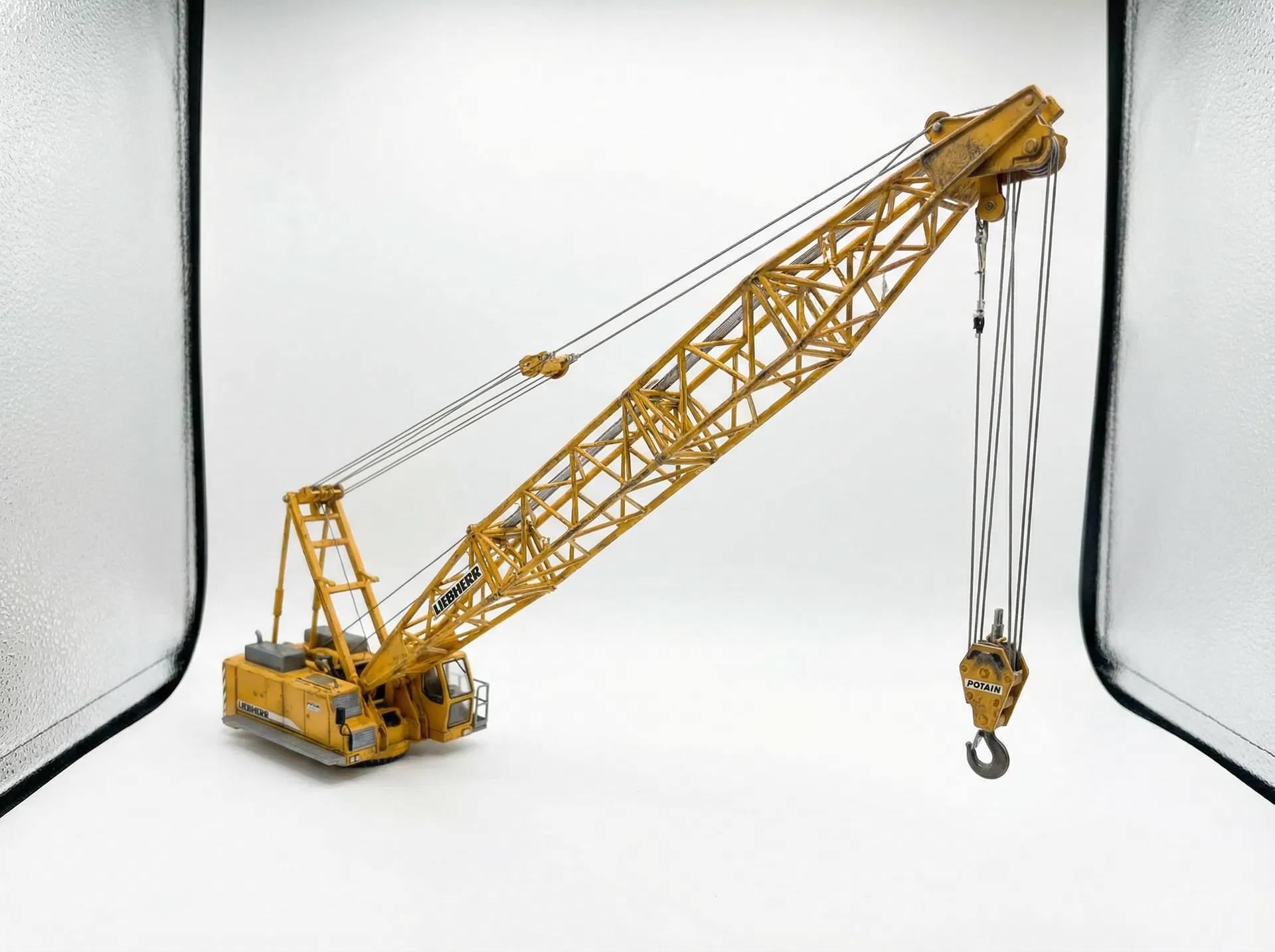 建設会社が自社のクレーン車をミニカーにして取引先に配布